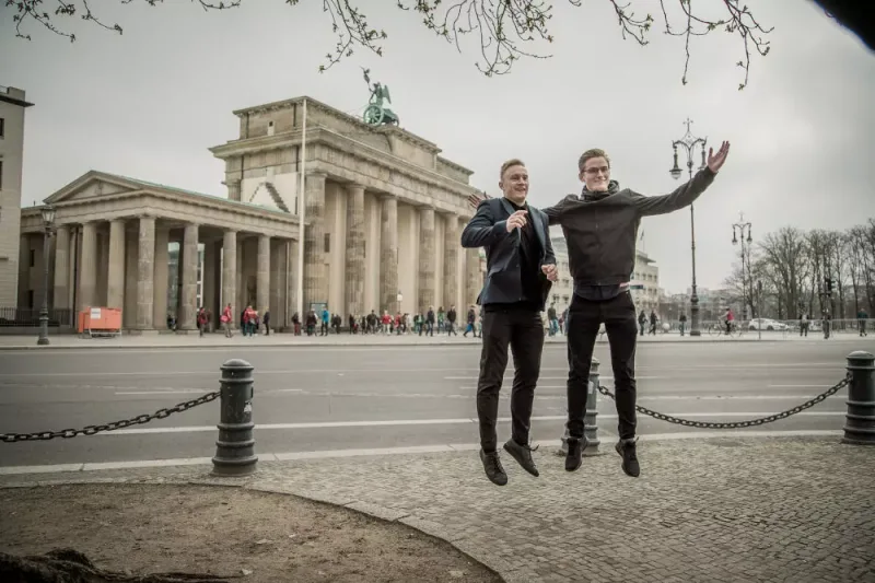 Photo task: jumping in front of the Brandenburg Gate