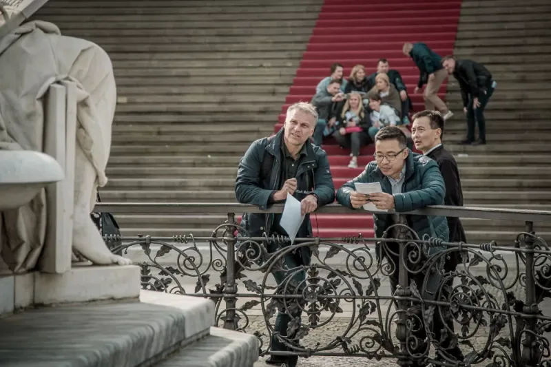 Several teams solving riddles on the steps of the Konzerthaus